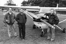 843397 Afbeelding van Henk Bol (midden), fotograaf van de provincie Utrecht, met piloot Gerard Wesseling en n.n. bij ...